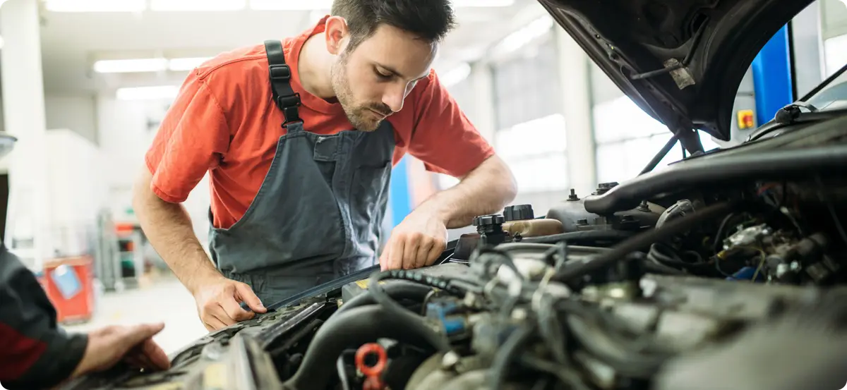 Mechaniker bei der Arbeit — Autoklinik Reutlingen