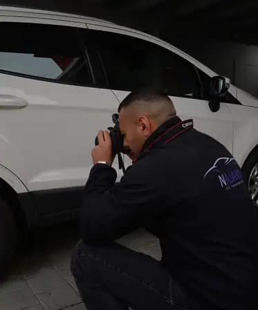 Najami Kfz-Gutachter bei der Fahrzeugbegutachtung